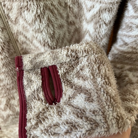 Super warm and fuzzy Billabong jacket - Picture 3 of 7